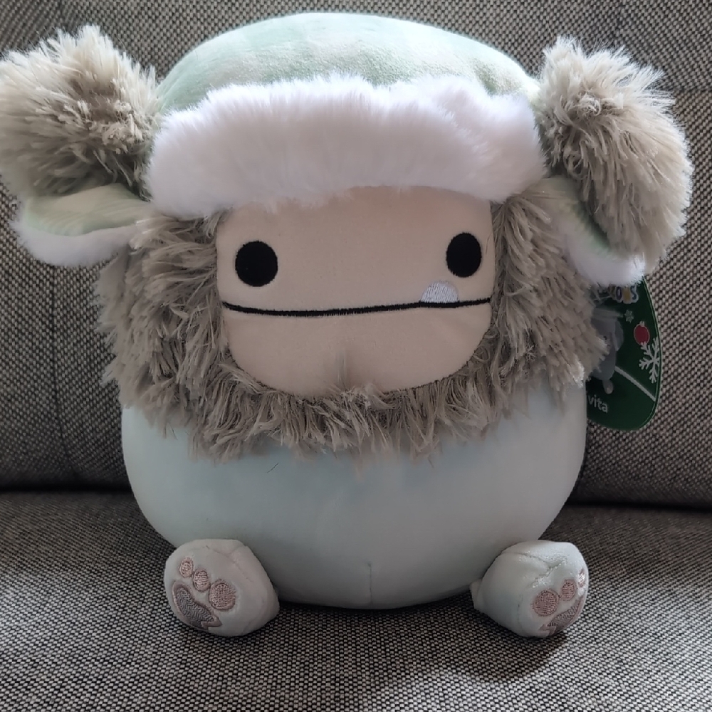 Evita Winter Bigfoot 8 inch With Hat - NWT